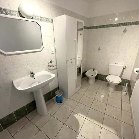 Hébergement de vacances Grande Maison Près Du Phare Avec Wi-fi, Animaux Admis, Parking, Proche Pour 8 Personnes - Fr-1-22-375